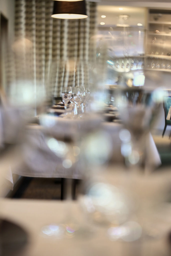 La cuisine de clément - table avec flute à champagne - Hotel Restaurant Les Grains d'Argent
